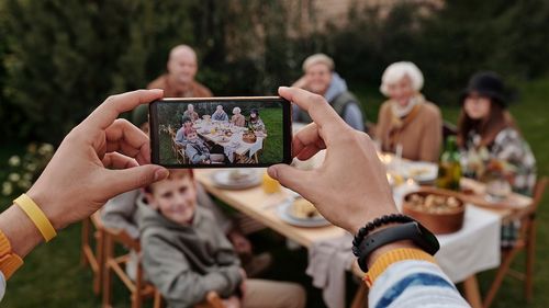 Alina: De fiecare dată când pleacă mama, parcă rămân fără aer / Studiu Salvați Copiii: Mai puțin de jumătate dintre părinții care lucrează în alte țări pot veni să îşi petreacă concediul cu copiii lor în România