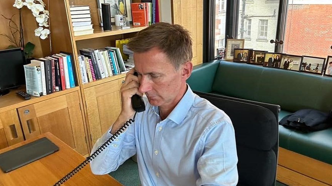 Noul ministru britanic de Finanțe, Jeremy Hunt, avertizează cu privire la creșteri de impozite și reduceri ale cheltuielilor publice/ Prim ministra Liz Truss, amenințată cu pierderea puterii după numai șase săptămâni în funcție