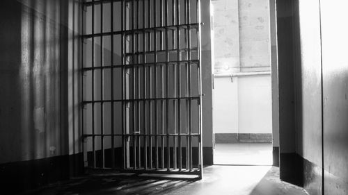 Un tânăr de 25 de ani, arestat preventiv pentru tâlhărirea unui livrator, a fost găsit spânzurat cu un hanorac în arestul IPJ Galați