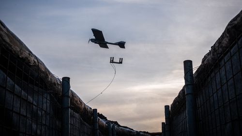Războiul, reinventat: în Ucraina, o dronă cu AI de 10.000 de dolari înlocuiește o rachetă de milioane de dolari / UAV-ul poate sta ascuns la sol și lansa atacuri-surpriză