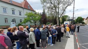 Lumi paralele în Sibiu: Oficialitățile la Ziua Europei, pensionarii la coadă / Schimbarea permiselor de călătorie pentru transportul în comun i-a pus pe drumuri pe pensionari