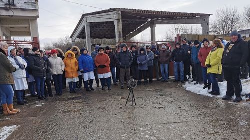 Protest spontan la Fabrica de Pulberi din Făgăraș / Oamenii sunt nemulțumiți că directorul va fi înlocuit de o persoană propusă pe criterii politice