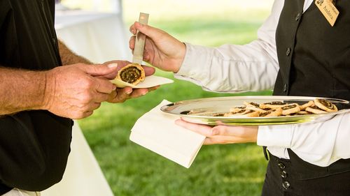 Lipsa angajaţilor calificaţi creează probleme proprietarilor de pensiuni din Clisura Dunării / Sunt căutați elevi care vor să lucreze pe perioada vacanţei și străini / Șomajul în Mehedinți depășește 7%