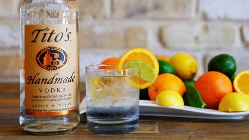 Votca nu vă salvează de coronavirus, avertizează un producător