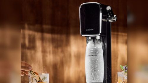 Aparatele cu care îți faci propria apă carbogazoasă acasă, precum SodaStream sau Drinkmate, devin populare. Este băutura bună pentru sănătatea ta? / Apa carbogazoasă, diferită de cea minerală îmbuteliată