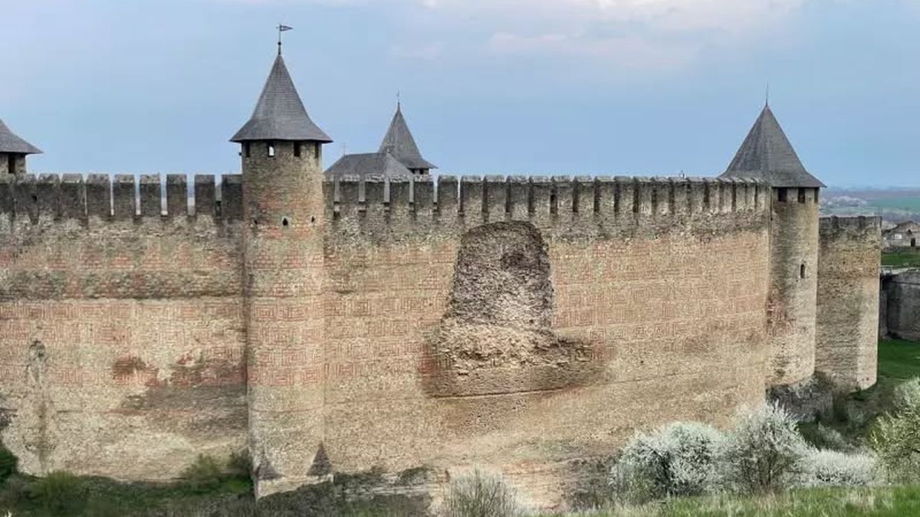 VIDEO: O parte dintr-un zid se prăbușește la Cetatea Hotin din Ucraina / Cetatea făcea parte din cele zece fortărețe medievale ale Moldovei lui Ștefan cel Mare / ”Toată lumea este în viață!”