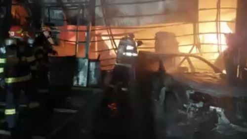 VIDEO Incendiu puternic la un service auto, în cartierul Militari, Sectorul 6 / 10 autospeciale au intervenit pentru stingerea focului  / Un tânăr a suferit arsuri