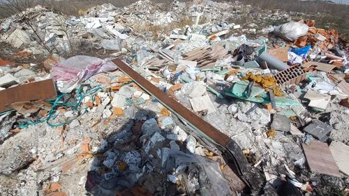 Comuna Glina adăpostește un depozit ilegal de deșeuri periculoase, care se întinde pe o suprafață de peste 20 hectare în sudul Bucureștiului/ Şefa Gărzii Naționale de Mediu: "Vom face verificări începând de luni"