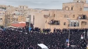 Lockdown prelungit cu cinci zile în Israel/ Duminică, mii de persoane au participat la înmormântarea unui rabin în Ierusalim