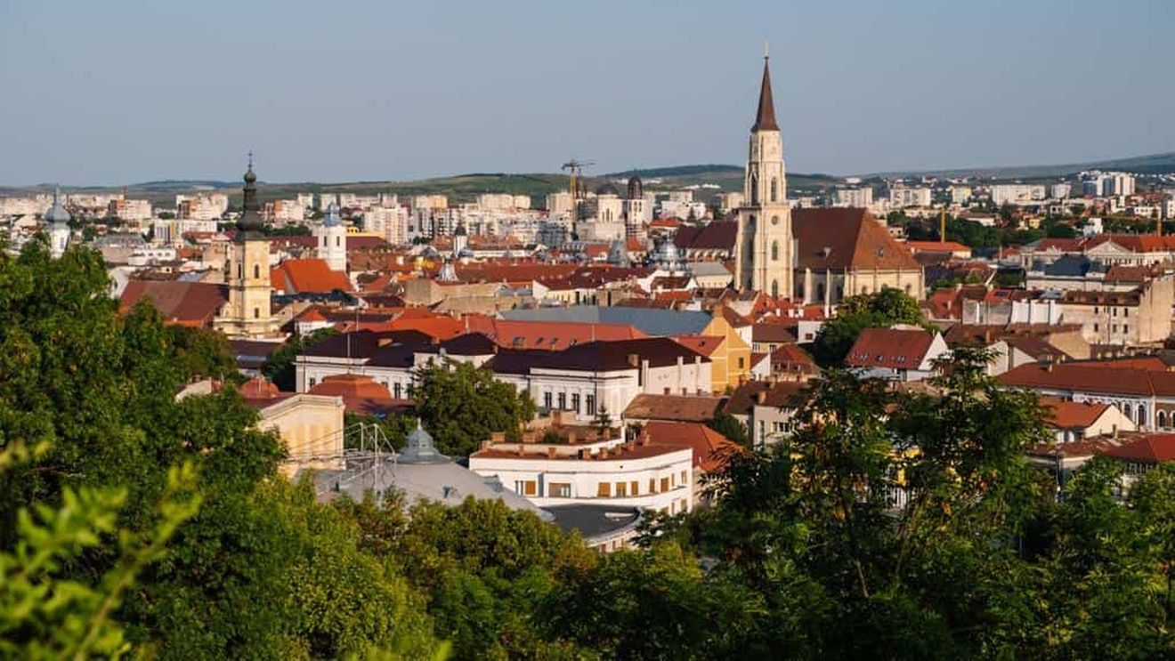 Prefectura Cluj a instituit o celulă de criză pentru identificarea sursei mirosurilor din mai multe localităţi / Autorităţile au făcut solicitări către meteorologi în vederea analizării traseelor curenţilor de aer pentru depistarea surselor de mirosuri