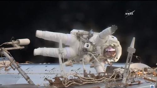 NASA renunță la promisiunea de a mai duce prima femeie și prima persoană de culoare pe Lună, ca urmare a unui ordin executiv emis de Donald Trump