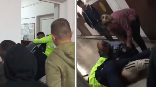 Trei elevi de 14 ani au venit beți la școală, în județul Bihor / Unul dintre ei, recalcitrant, a fost încătușat de polițiști / Elevul a fost amendat, iar polițiștilor li s-a deschis doar penal pentru purtare abuzivă