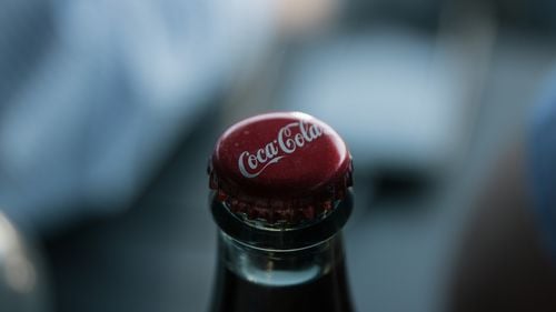 Șeful Coca-Cola din România, despre taxa pe băuturile cu zahăr: Consumul băuturilor răcoritoare va scădea cu 10% anul viitor, iar prețurile la raft vor crește cu 15-25%/ Românii vor cumpăra mai puțin sau se vor îndrepta către alte băuturi