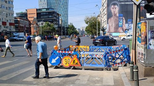 EXCLUSIV Cu trei zile înainte de începerea şcolii, marile bulevarde ale Bucureştiului sunt gâtuite de peste 300 de şantiere / La multe nu se lucrează de săptămâni bune: cine sunt responsabilii