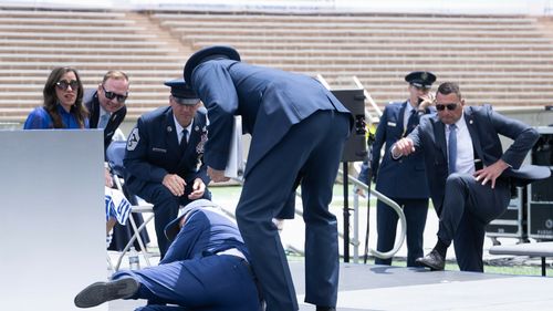 VIDEO Momentul când Joe Biden cade pe scenă în timpul unei ceremonii militare/ Casa Albă a transmis că președintele SUA se simte bine după căzătură