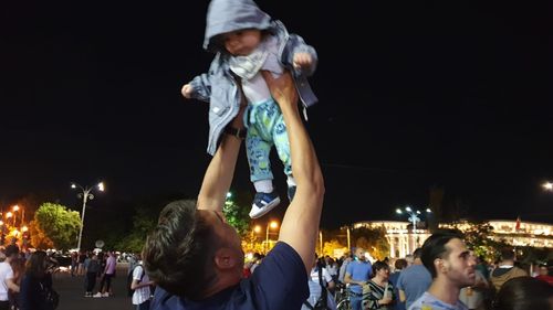 UPDATE Peste 1000 de persoane protestează în Piața Victoriei după anunțarea rezultatelor: ”Demisia, La pușcărie și Anticipate!”