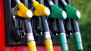 Prețul la țiței a scăzut cu 15% în urma armistițiului dintre SUA și Iran / Când și cu cât este posibil să se ieftinească carburanții în România