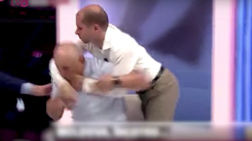 VIDEO Republica Moldova: Doi politicieni s-au luat la bătaie în timpul unei emisiuni TV. Fostul vice-ministru de Interne, pus la pământ  de un fost consilier prezidențial