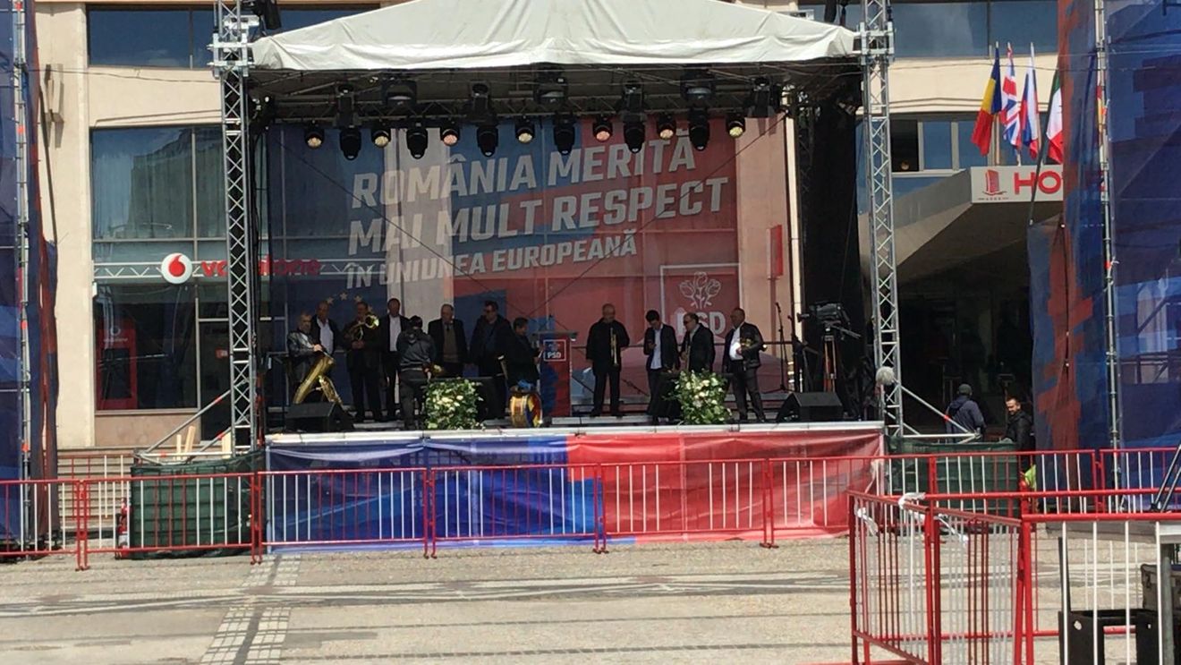 VIDEO: PSD-iștii, aduși cu taraful la miting