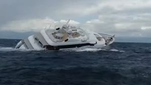 VIDEO Un superiaht s-a scufundat în Italia / Cinci membri ai echipajului, salvați de o navă de patrulare românească, care acționa în cadrul Frontex