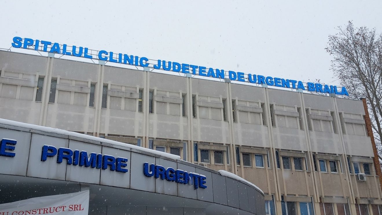 Un ornament din beton s-a desprins de la etajul VI al Spitalului Judeţean din Brăila şi a căzut peste o copertină