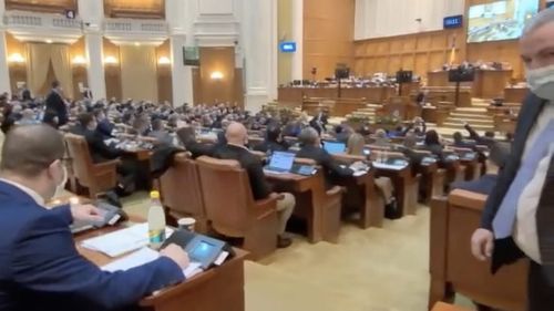 VIDEO Mai mulți parlamentari de la PSD și AUR au fost prinși în flagrant azi-noapte în timp ce votau la două mâini
