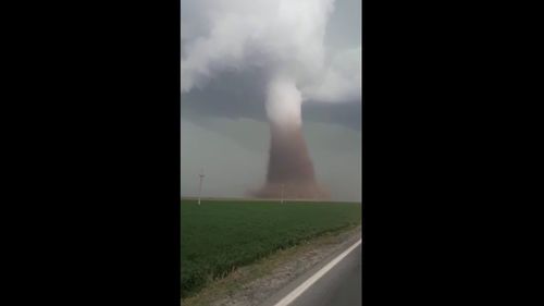 VIDEO Tornadă în judeţul Călăraşi: Un autocar cu 40 de persoane la bord a fost aruncat de pe şosea/ UPDATE 12 oameni au primit asistență medicală / Zece case au rămas fără acoperişuri