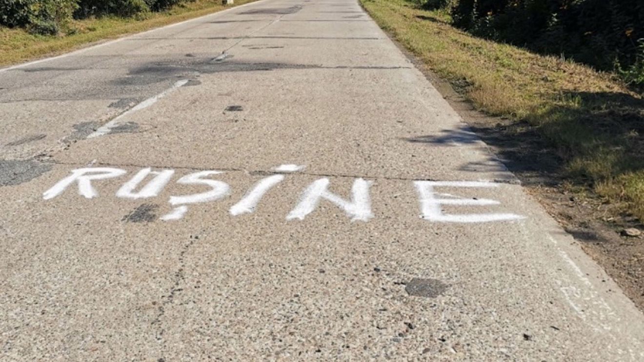 Drum vopsit de localnici cu textul ”rușine”. Clujenii din Apuseni protestează împotriva autorităților care nu repară o porțiune de drum de câțiva kilometri