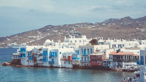 Noi reguli în Grecia pentru turiștii care au Covid / Rămân în autoizolare dacă vor și doar dacă mai au rezervare și se pot plimba cu autobuzul dacă poartă mască de protecție