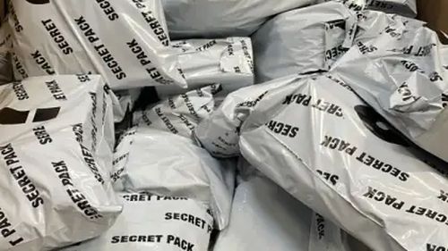 Italienii stau la coadă cu orele pentru a cumpăra colete pierdute / Se dau la kilogram și nu ai niciodată vreo idee ce conțin / O cutie de trei kilograme costă 60 de euro