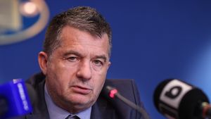 Ce salarii și averi au șefii de la CFR Călători. Directorul general are două apartamente în Dubai / Administratorii și-au majorat indemnizațiile în criză bugetară