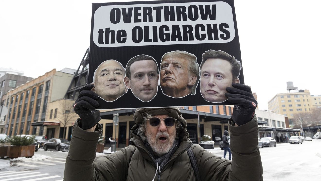 Steve Bannon, fostul strateg al lui Trump, îi critică pe mogulii tech Musk, Bezos şi Zuckerberg și susține că sunt "oligarhi" care nu susțin cu adevărat mişcarea MAGA