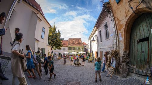 Specialişti: Închiderea circulaţiei pe Valea Oltului afectează turismul în Sibiu / Sunt lunile în care avem cei mai mulți turiști străini, vor avea de petrecut mult mai mult timp în trafic