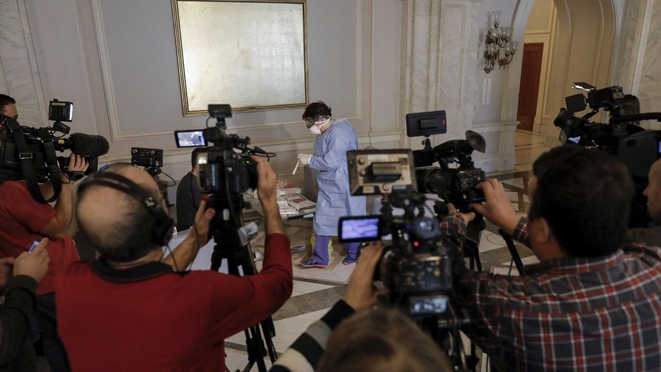 Guvernul pune la bătaie 200 de milioane de lei sub forma unei campanii de informare, în an dublu electoral, pentru a ajuta presa să subziste în criză/ Cum se va împărți ajutorul de la stat între presa locală, online și televiziuni