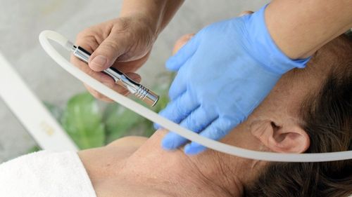 Fals medic estetician a fost reținut la Cluj / Tânărul de 34 de ani făcea intervenții estetice la domiciliu