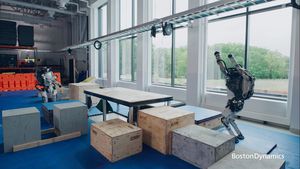 VIDEO Robotul Atlas face Parkour: Poate alerga şi sări peste obstacole, face salturi înapoi și dansează