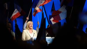 Îi creşte cota după condamnare. Aproape un francez din doi ar dori ca Marine Le Pen să candideze la Preşedinţie, potrivit unui sondaj