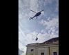 VIDEO | Intervenție neobișnuită în centrul Sibiului: Elicopter folosit pentru montarea echipamentelor de climatizare la Sala Thalia
