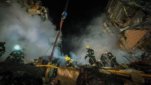 LIVE Ziua 326 de război: Cel puțin 20 de morți și peste 70 de răniți la Dnipro, operațiunea de salvare continuă/ Zelenski: Teroarea rusă poate fi oprită doar pe câmpul de luptă/ Marea Britanie va trimite 14 dintre principalele sale tancuri de luptă în Ucraina