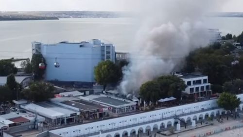UPDATE VIDEO Incendiul din Mamaia, filmat cu drona/ Trei terase sunt afectate de flăcări