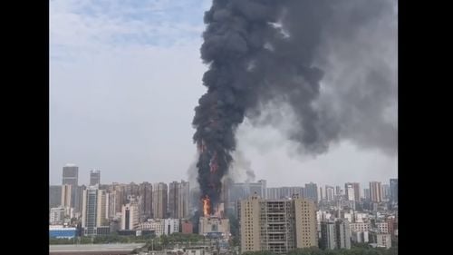 Incendiu într-un centru comercial din China / Mai multe persoane au rămas blocate în clădire