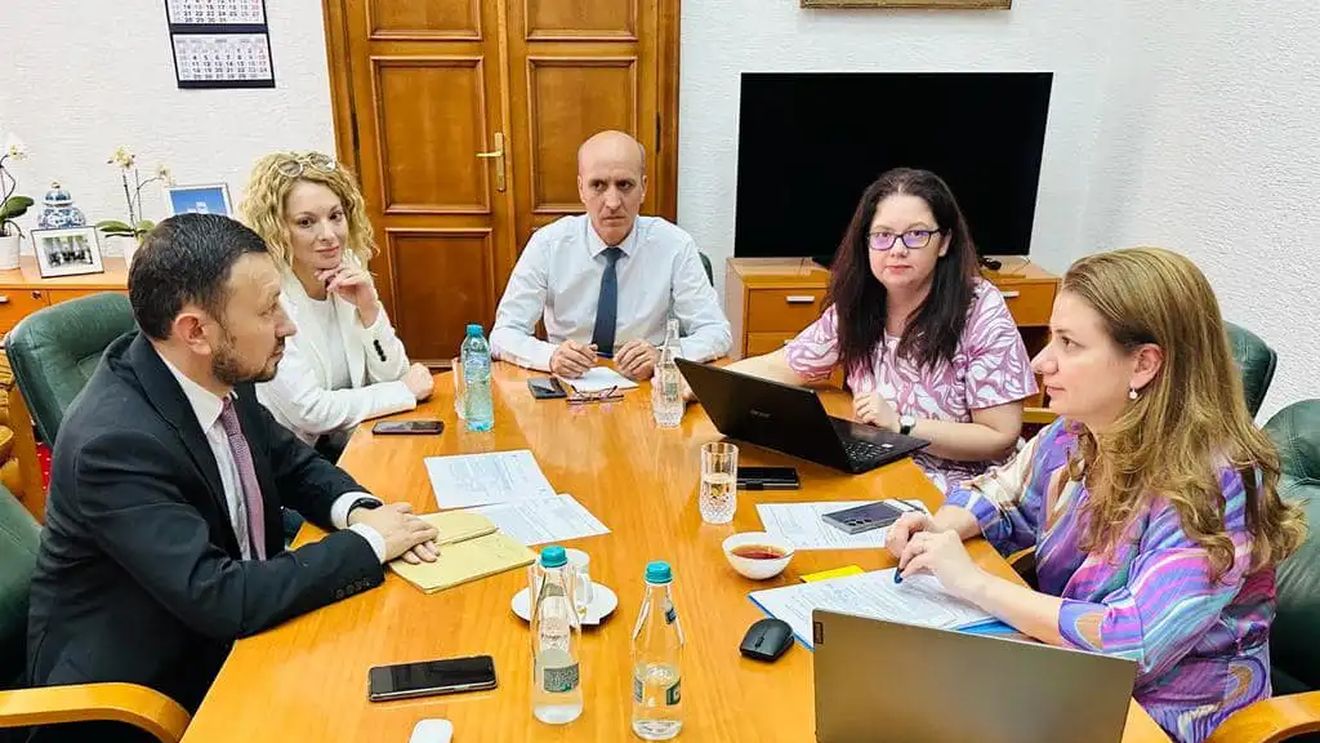 „Săptămâna verde” low cost. Ministerul Mediului a tăiat aproape 400 de milioane de lei din finanțarea pentru școli, anunțată pentru programul prezidențial. Unui elev i-ar reveni 17 lei pe an, bani de 5 covrigi și jumătate