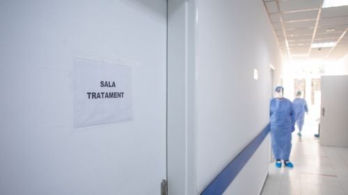 Anchetă penală în cazul primului pacient din România diagnosticat cu variola maimuței. Tânărul a refuzat să dea informații privind posibili contacți