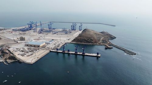 China a anunţat un pachet de măsuri pentru construirea de porturi şi centre de transport aerian în vestul ţării