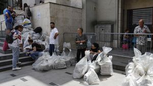 Trei zile de haos după alegeri: Cozi, saci pe trotuare și acuzații de fraudă la vot / „Nu am trăit așa ceva niciodată”