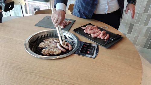 Într-un restaurant din Cluj, clienții își prepară singuri mâncarea, pe model coreean / În loc de preparate din pește se pot prăji pe grill cârnați și carne de porc