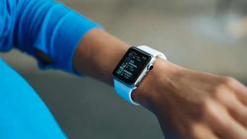 Ceasurile inteligente și brățările de fitness ar putea declanșa atacuri de cord la pacienții vulnerabili (studiu)