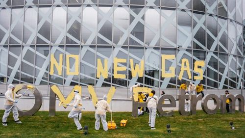 Activiștii Greenpeace au scris cu vopsea galbenă mesaje de protest pe sediul OMV Petrom. ONG-ul are o campanie împotriva extracției gazelor din Marea Neagră, în plină criză energetică provocată de Rusia