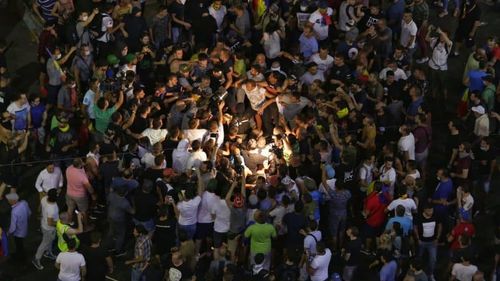 Avocatul protestatarilor care i-au lovit pe cei doi jandarmi: Au avut o atitudine de recunoaştere şi regret; au lovit cu pumnii în scutul jandarmului