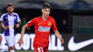 Cei trei fotbalişti români incluşi în topul celor mai promiţători tineri jucători din lume / Octavian Popescu de la FCSB, pe locul 15